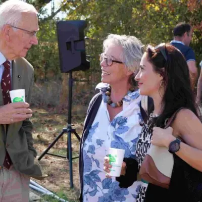 M. d’HAUSEN en pleine conversation avec les représentantes de la famille de PLAINVAL